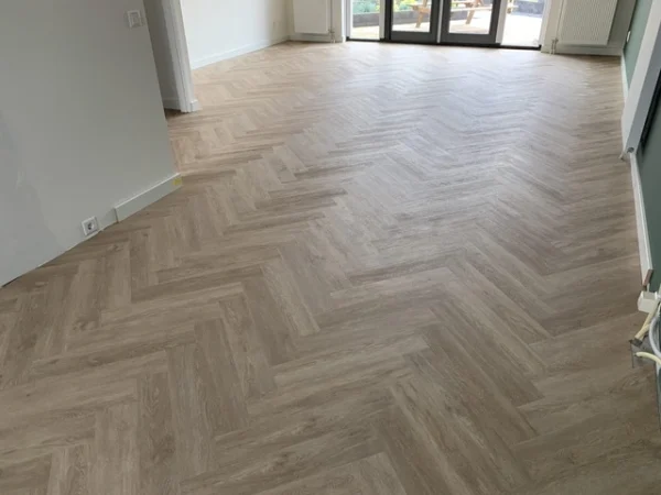 Kamer met strakke visgraat houten vloer